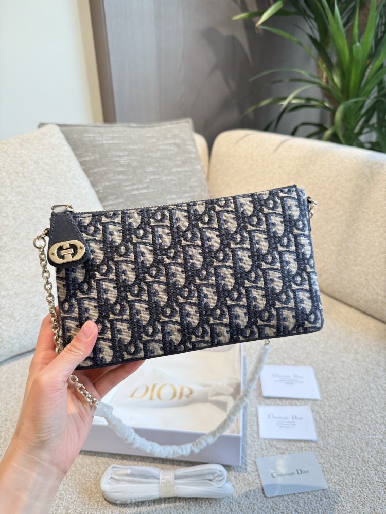 Original Embroidered P260 Leather Matching
New MISS DIOR Mini Chain Bag 2024 Early Spring NEW
Classic rattan plaid elements, made of lambskin material and paired with a short chain, can be carried by hand or worn under the armpit
Long shoulder straps...