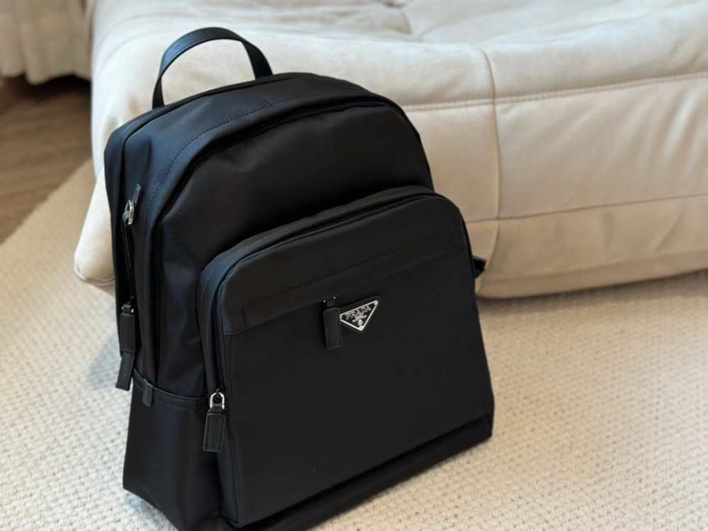 ￥260
PRADA large capacity men's backpack, made of classic nylon parachute material, lightweight and easy to maintain! The large capacity design allows you to travel without worrying about zipper compartments and computer compartments in your bag
The...