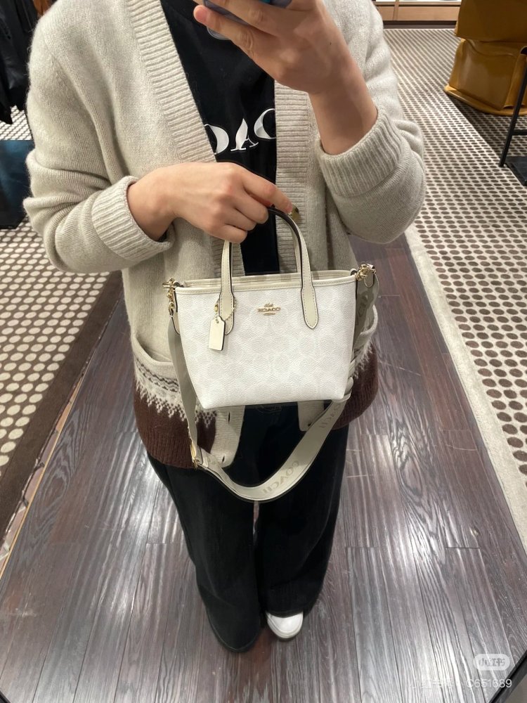 Coach | New Mini Tote Glacier White is too beautiful~
Gentle girl should have a girl's heart bag
Paired with long and wide shoulder straps, providing ample comfort
Retro and versatile~