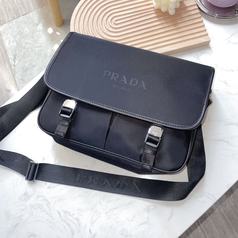 PRADA's latest single shoulder crossbody bag has been shipped. It is a high-end luxury imported waterproof fabric with a cross pattern head layer cowhide. The luxurious triangle mark hardware has a clear logo, and the quality is absolutely comparable...