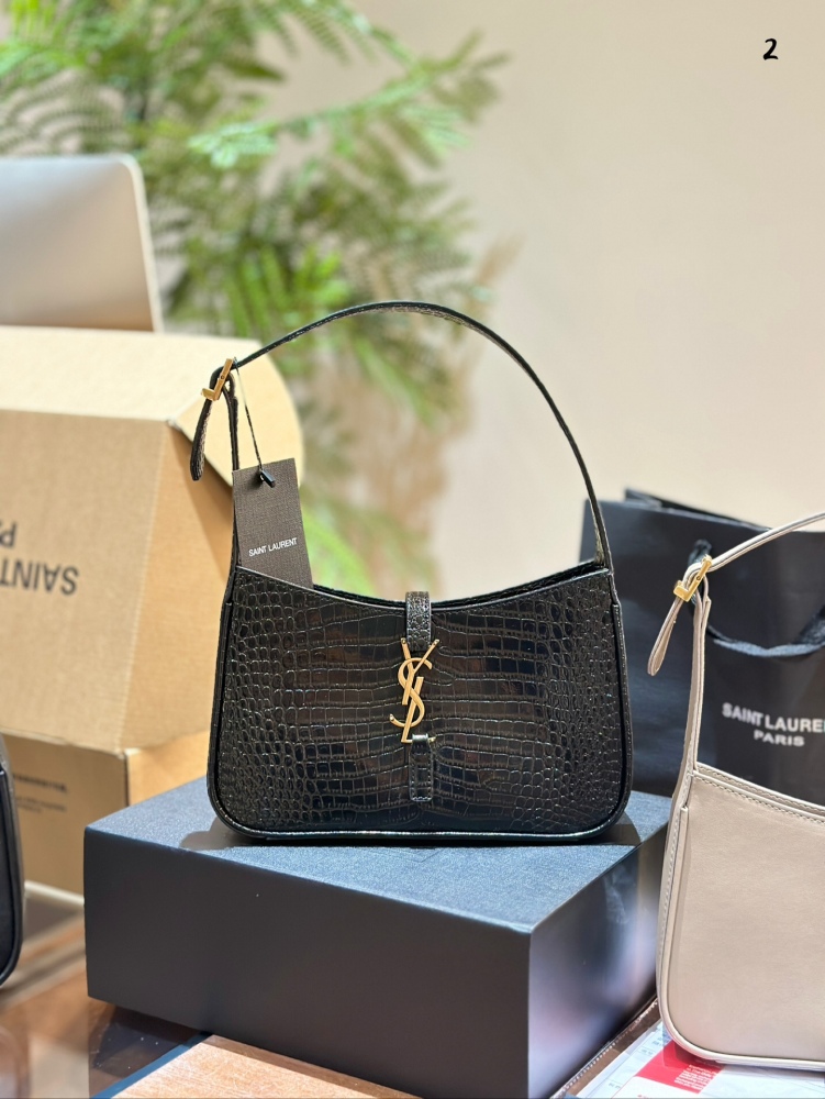p230
Saint Laurent YSLLE5A7 black gold logo bag with hook and loop closure design
Size 23x16x6.5 centimeters, simple and low-key bag shape, huge beauty and versatility on the upper body, super revealing temperament