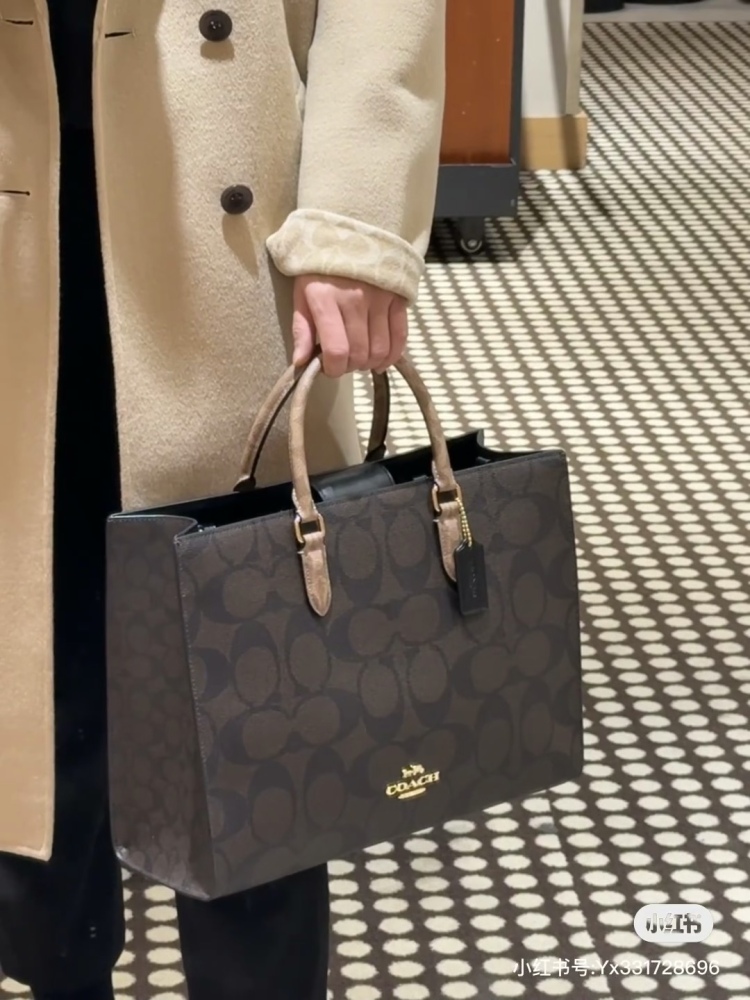 Good looking and easy-to-use bag, Coach's new product for December, Maggie tote, warm winter outfit
Maggie Tote's simple appearance makes it easy to accommodate
Play with style and effortlessly switch styles