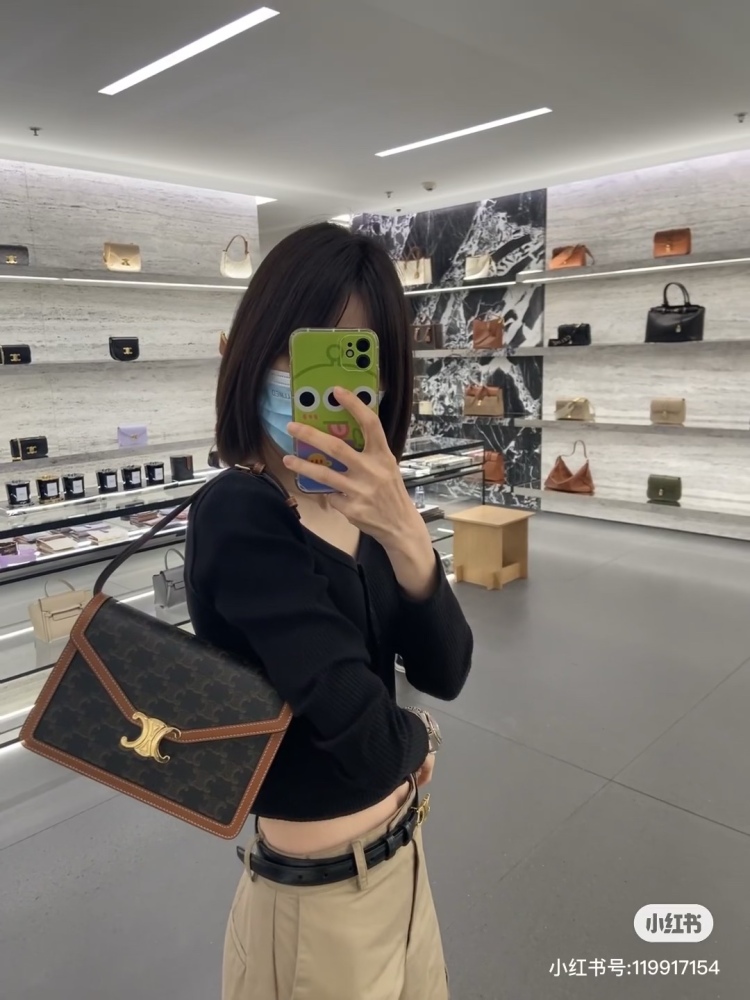 CELINE aging Arc de Triomphe envelope bag, lightweight chain splicing, compact body more suitable for autumn and winter super practical!  To To accommodate larger smartphone models such as Plus, adjustable shoulder strap (50cm) # Celine Woc # Celine ...