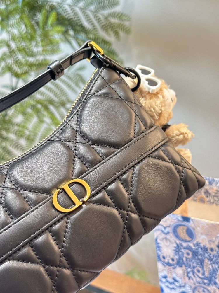 P280 pendant ? twenty
Dior's new underarm bag hobo
Xiaolin personally loves armpit bags, and Dior has released a new one. The half moon shaped one looks great and has a great capacity. Not only does it have a phone, but I also carry a small makeup ...