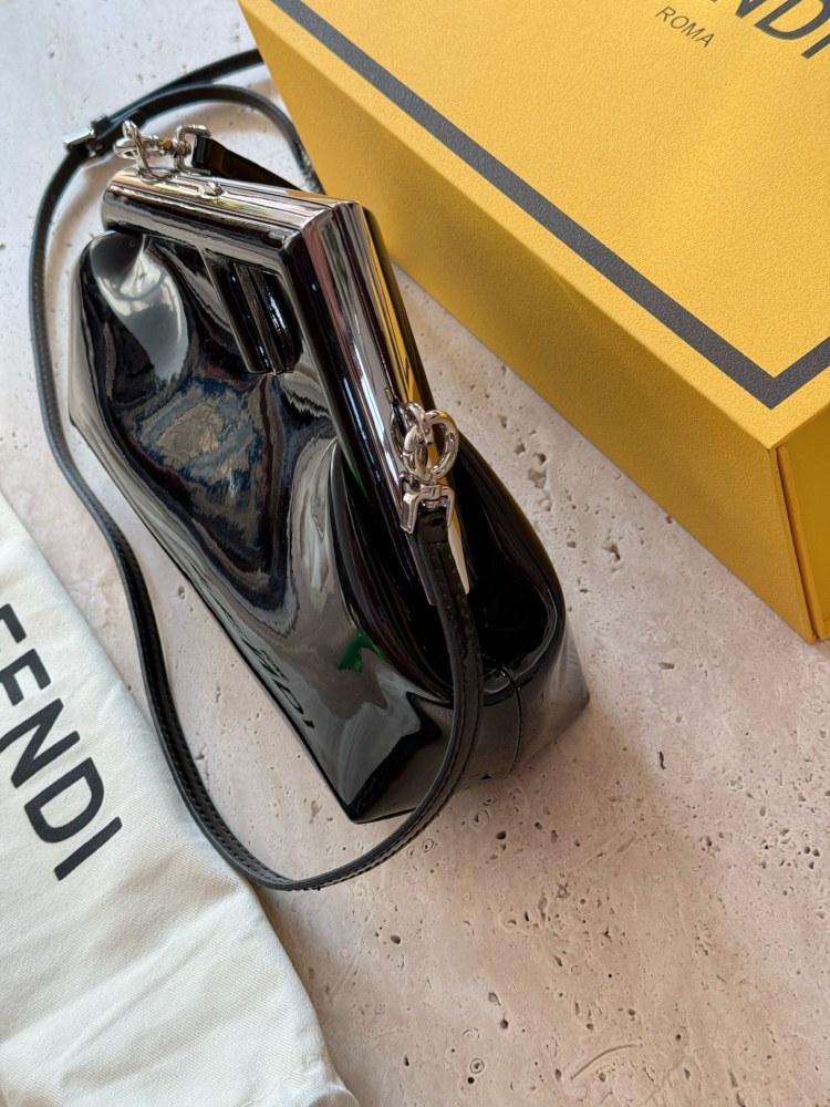 230 box
size：26*18cm
FENDI First handbag, how could a sweet summer be without it
You can hold it in your hand, cross it, or carry it on your back!