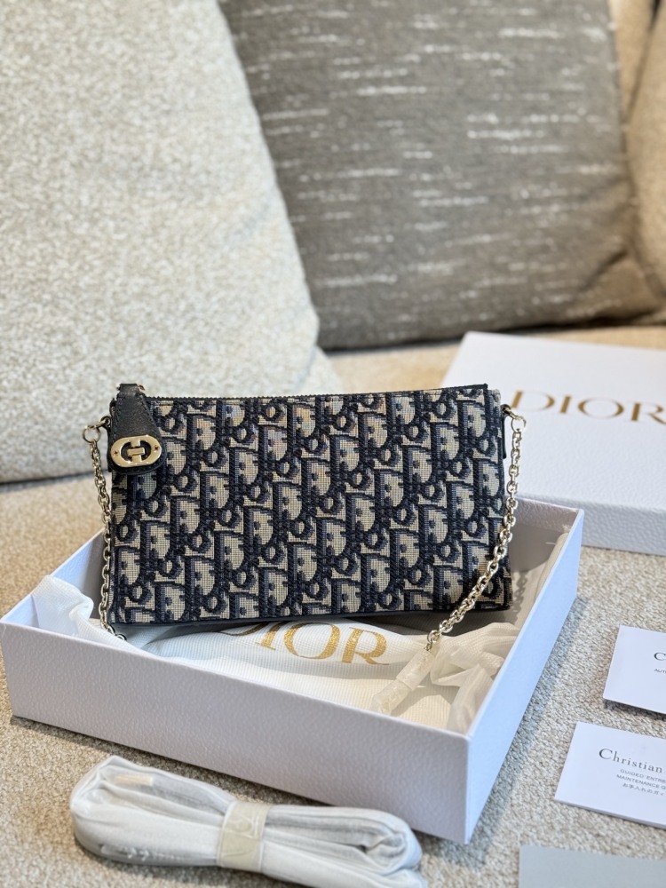 Original Embroidered P260 Leather Matching
New MISS DIOR Mini Chain Bag 2024 Early Spring NEW
Classic rattan plaid elements, made of lambskin material and paired with a short chain, can be carried by hand or worn under the armpit
Long shoulder straps...