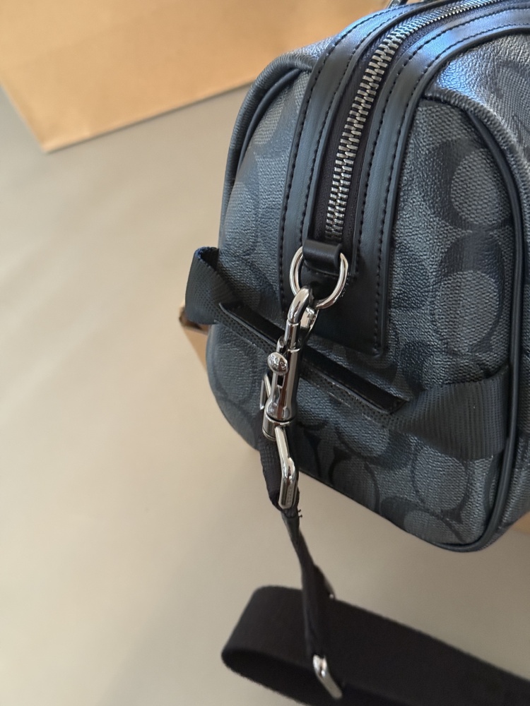 265 box
size：28*17cm
COACH | Falling in Love with a Male Boston | Venture Premium Grey
What are you still worried about getting for 520?
Advanced graphite gray exudes a sense of sophistication
C's classic, fashionable and atmospheric pillow bag
A v...