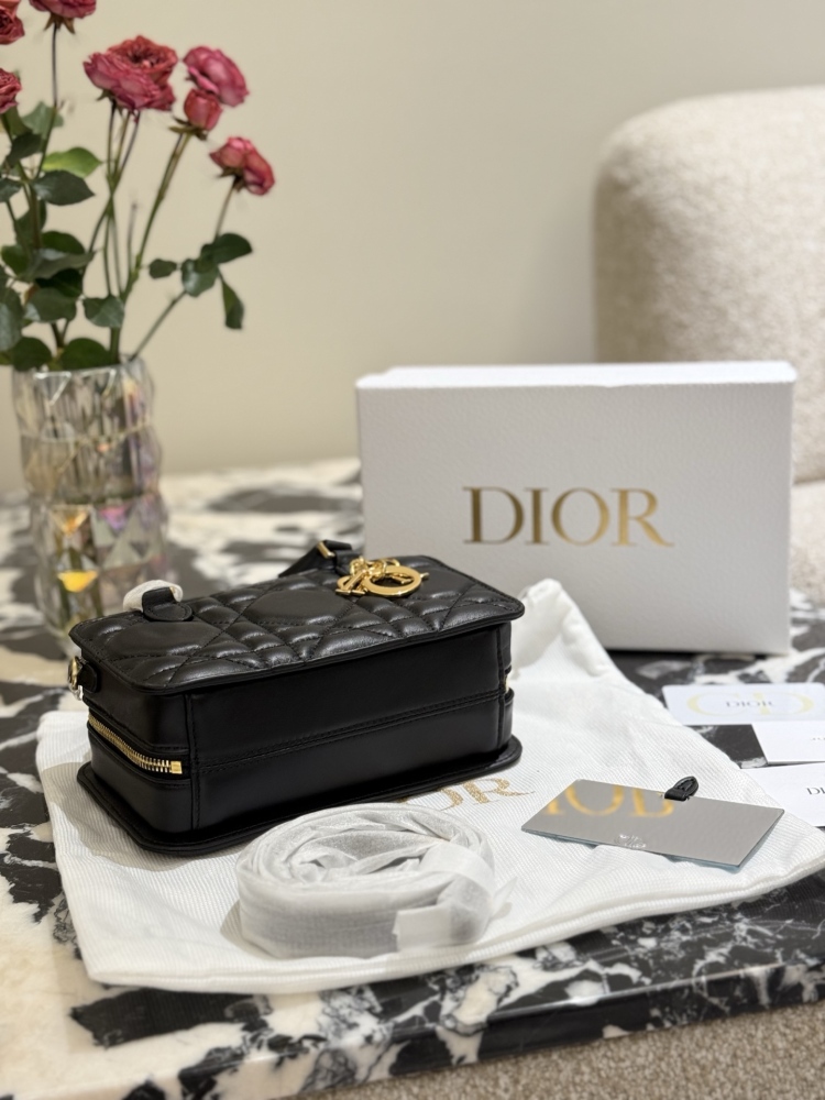 p340
DIOR sheepskin mini small square bag doctor bag
This Montaigne 30 series mini doctor bag is a new winter 2024 product, sewn with triangular lining, presenting a crisp design, fashionable and modern without losing practical functions. Crafted wit...