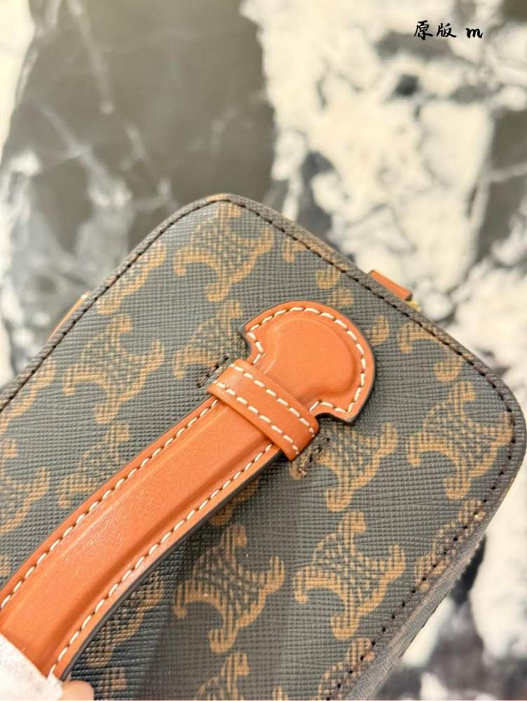 p240
CELINE VANITY Makeup Box Bag ●●●
This classic makeup bag is made from MAISON CELINE's makeup bag, and this season it has a new look in the handbag series. The size is well made, and the makeup bag is practical, versatile, and exquisite. Th...