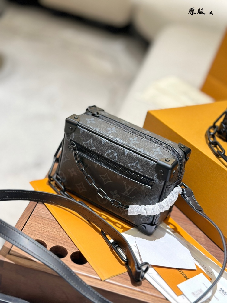 p265p285
LV Soft Box Package Black Warrior:
LV's soft box pack Black Warrior has a mysterious and cool temperament. The combination of black Monogram coated canvas and black leather showcases the brand's unique luxury charm. Its appearance is tough y...