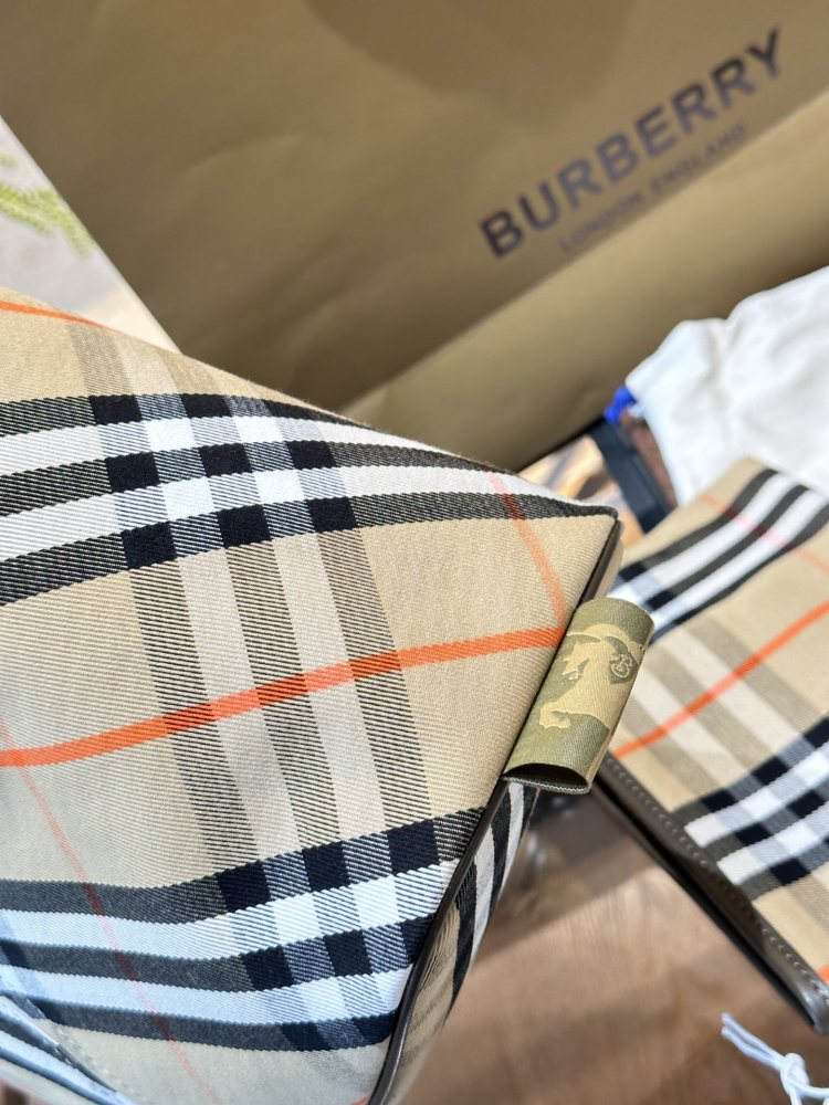 p250
Burberry's new model has finally been shipped! The classic diagonal pattern is so beautiful. B's latest soft and upright shoulder backpack is made of cotton twill fabric. Crafted in an Italian workshop, it is decorated with a special grid patter...