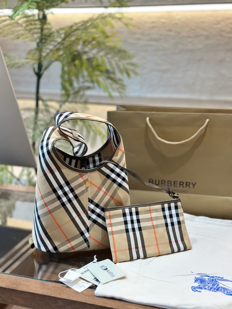 p250
Burberry's new model has finally been shipped! The classic diagonal pattern is so beautiful. B's latest soft and upright shoulder backpack is made of cotton twill fabric. Crafted in an Italian workshop, it is decorated with a special grid patter...