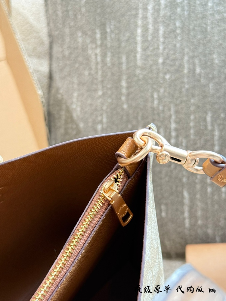 p270
Coach Classic Tote Mollie Tote 25
Classic Tote
Good match, timeless
Practical Capacity
Umbrellas and water bottles can be placed
Can be carried by hand or slung diagonally
You can also DIY shoulder strap airplane box packaging at will