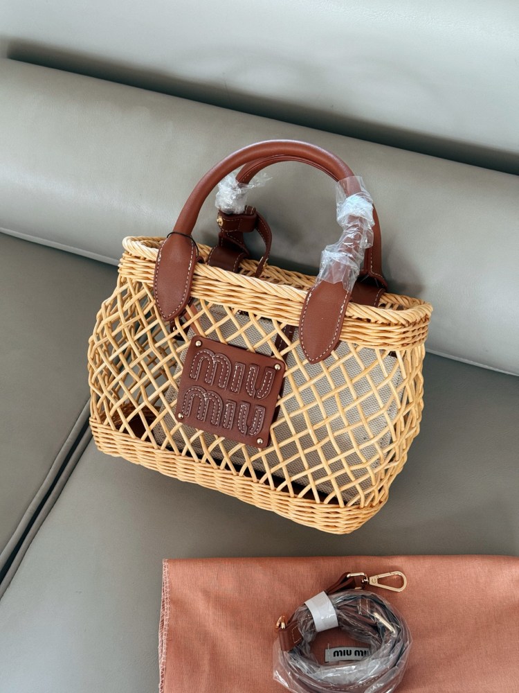 250 boxes
size：24*18cm
Miumiu Summer Limited Edition|
New woven vegetable basket
A chaotic hobo bamboo woven bag with a raging fire
The cute cowhide iconic logo becomes a highlight, it's so beautiful