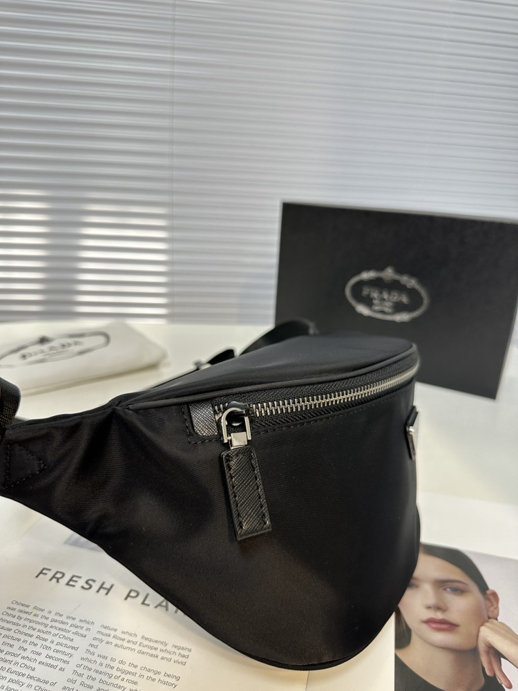 The latest Prada cross chest bag/waist pack! Model 2VH033 classic and versatile! Super textured and comfortable to the touch, with meticulous workmanship. Made of Taiwanese fabric, it is definitely a bag with a very high sex ratio, inheriting the cla...