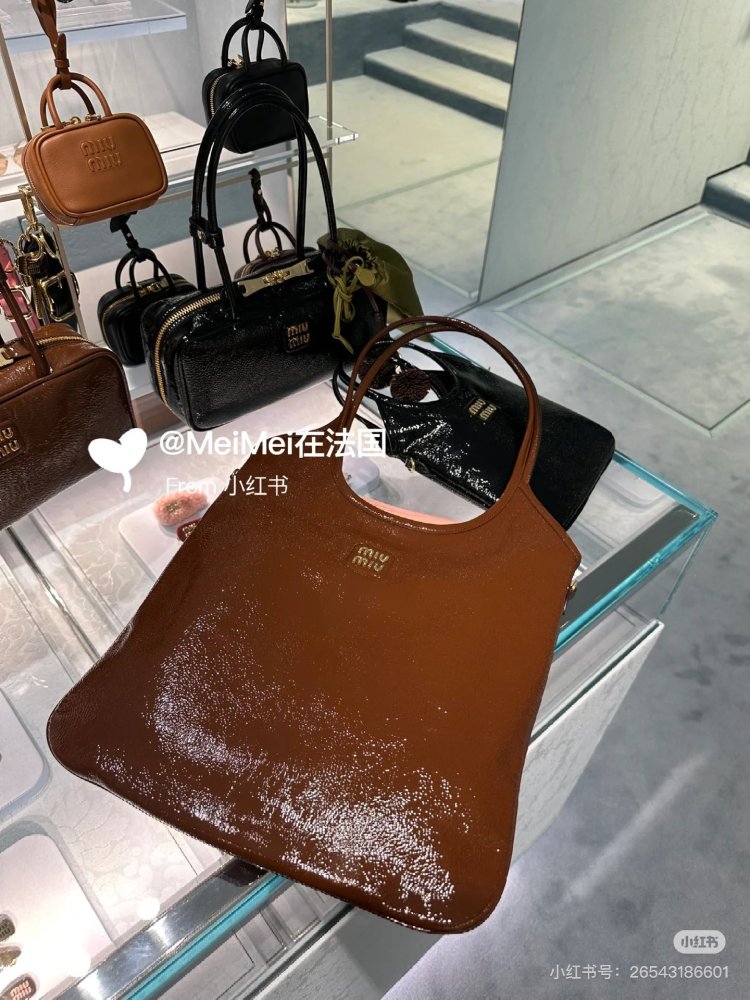 The glossy and distinctive temperament is filled with miumiu Akkadian wax cowhide tote