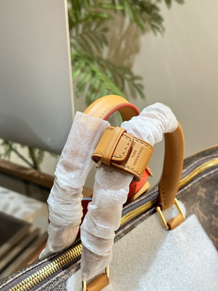 LV new travel p325
Favorite bag for going out # Bag not heavy 50 travel bag with coated canvas | Made of Japanese cowhide leather and metal parts, decorated with tassel leather and exquisite details.
Size: 50x 29x 23cm # Travel bag#