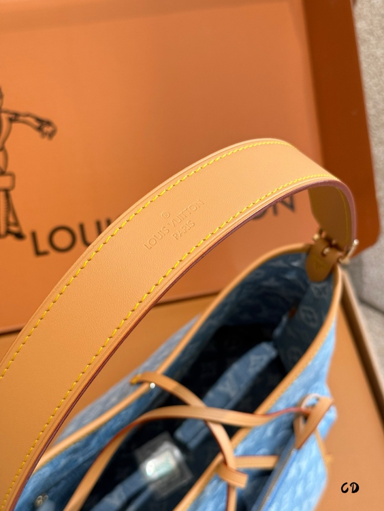 p275
Louis Vuitton | July New Product LV New Light Blue Denim Carryall Denim Bag
New light blue, fresh, fashionable, and high-end~Washed and distressed design
Great match with summer~I love carrying him when I go out, 30cm double box packaging