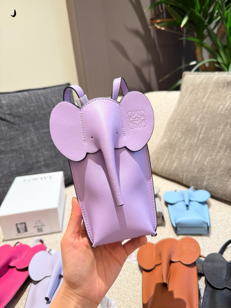 p200
Is Loewe's new elephant phone bag worth buying?
Super cute little elephant phone bag, made of calf leather, can be worn shoulder or crossbody, with adjustable shoulder straps. In addition to being cute, you can also install a mobile phone. The c...