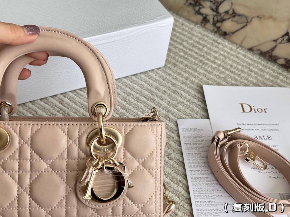 p255 
Dior lady's new long sheepskin powder full set packaging
Dior's all-new D-joy is making a strong comeback, with the rhythm of a big hit. The bag comes with two shoulder straps, multiple back styles, and a beautiful and stylish upper body. The c...