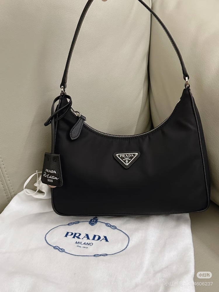 Prada Hobo 2005 Black Leather Spliced Underarm Bag
Prada's popularity lies solely in a Hobo handbag, amidst the retro trend of recent years.
This bag from the 1990s has returned to the fashion circle, coupled with the continuous street shooting bombi...