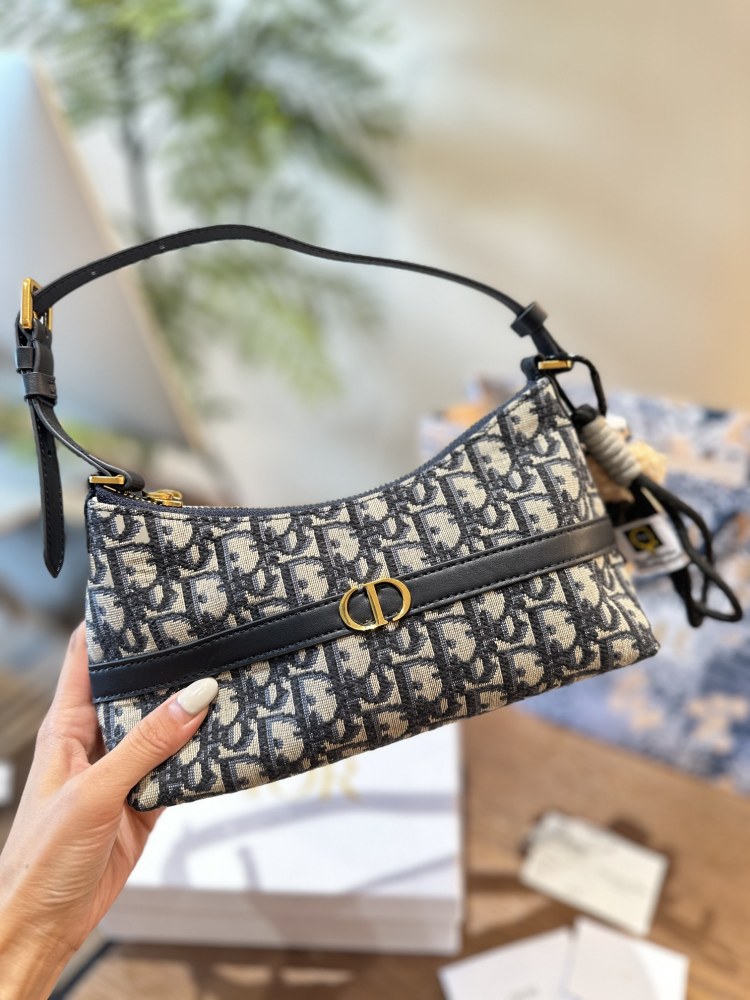 P260 pendant ? twenty
Dior's new underarm bag hobo
I personally really like the armpit bag, and Dior has released a new one. The half moon shaped one looks great and has a great capacity. Not only does it have a phone, but I also carry a small make...