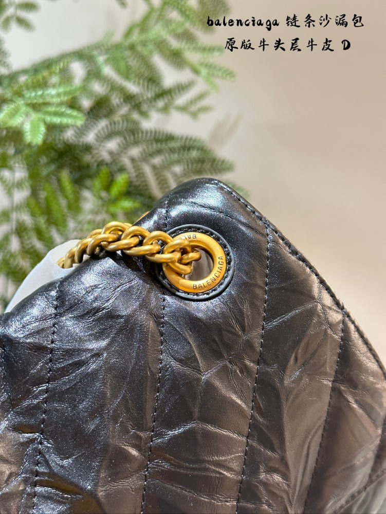 Balenciaga hourglass bag p350p400
From the perspective of value preservation, I chose a hard hourglass bag and tried it on. I feel that soft cowhide is more suitable for me. 1. The bag can hold change inside, and there are many compartments that are ...