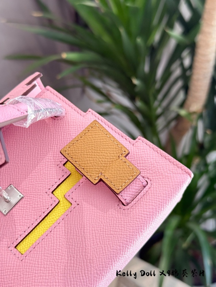 p490
Hermes Kelly doll
Size/Twenty Dog/Size: 1 8x6x1 5cm
It's said that flaunting wealth and cars is better than flaunting dolls
This is showing off! The 0 Blind Stitch technique requires superb manual skills and experience, requiring seamstresses to...