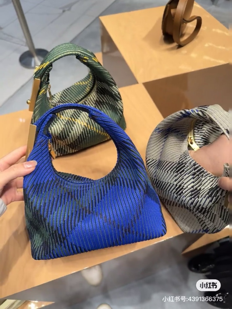 Burberry peg bag | 2024 best-selling bag
Drum shaped lunch box bag paired with knitted fabric
There is a kind of familiar nostalgia that blends in again
Burberry's iconic checkered pattern
There's a little more British style~
I especially like the me...