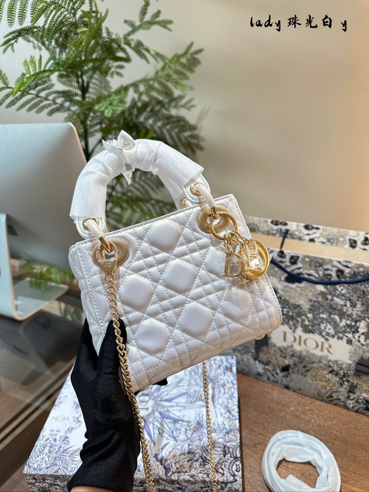 p245 
Dior Lady Pearl White, the brightest star in my heart
The Dior Princess Pearl White is paired with a thin metal chain that can be disassembled, exuding a delicate and delicate appearance. It is highly favored for its pearl powder and beautiful ...