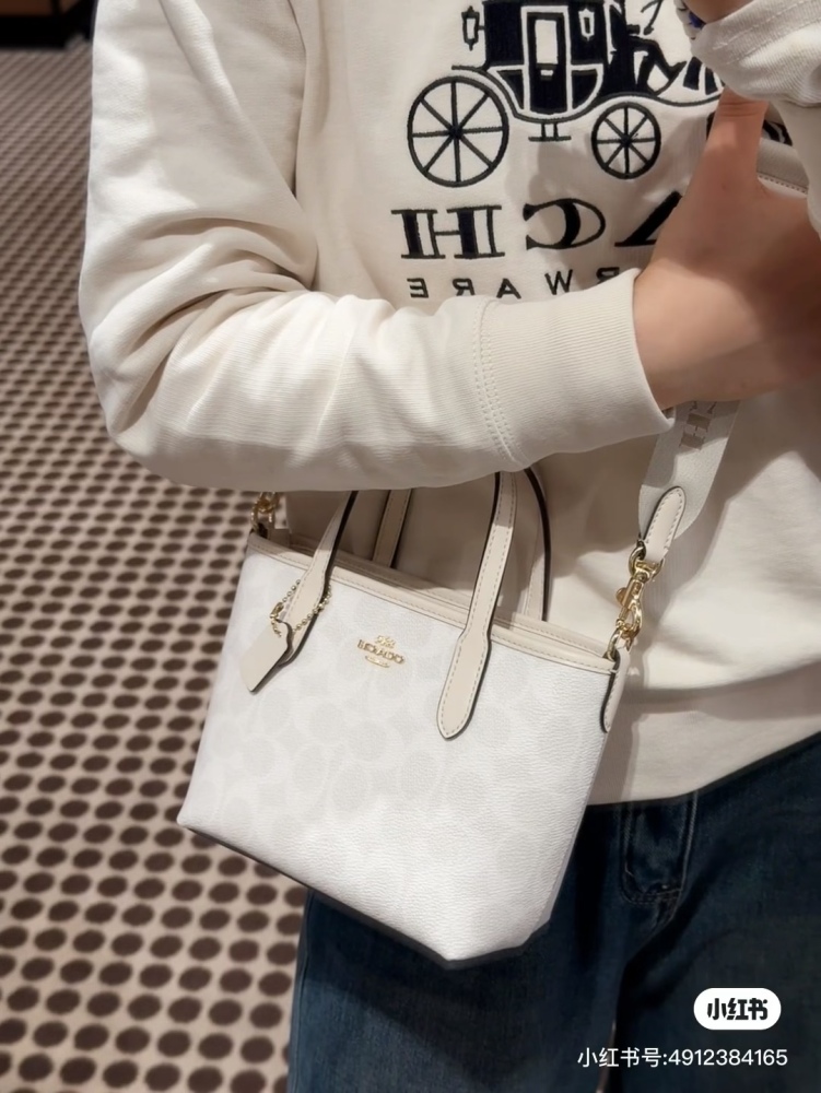 Coach | New Mini Tote Glacier White is too beautiful~
Gentle girl should have a girl's heart bag
Paired with long and wide shoulder straps, providing ample comfort
Retro and versatile~