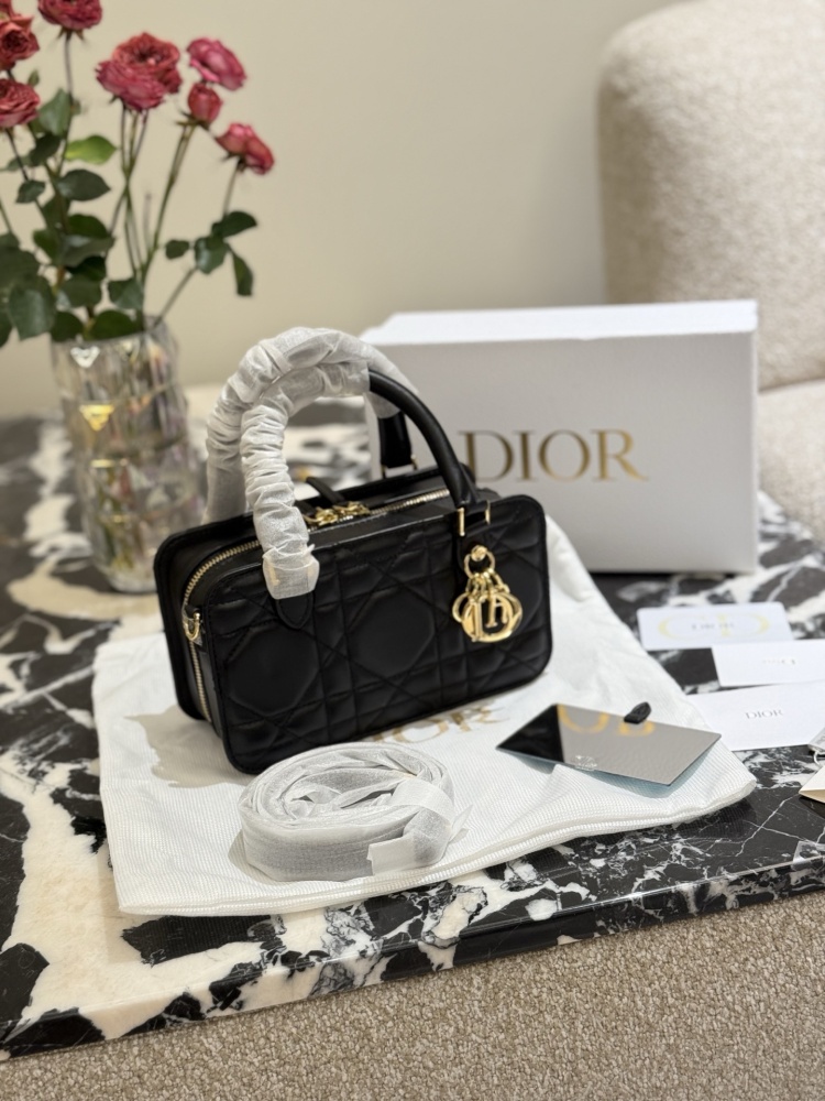p340
DIOR sheepskin mini small square bag doctor bag
This Montaigne 30 series mini doctor bag is a new winter 2024 product, sewn with triangular lining, presenting a crisp design, fashionable and modern without losing practical functions. Crafted wit...