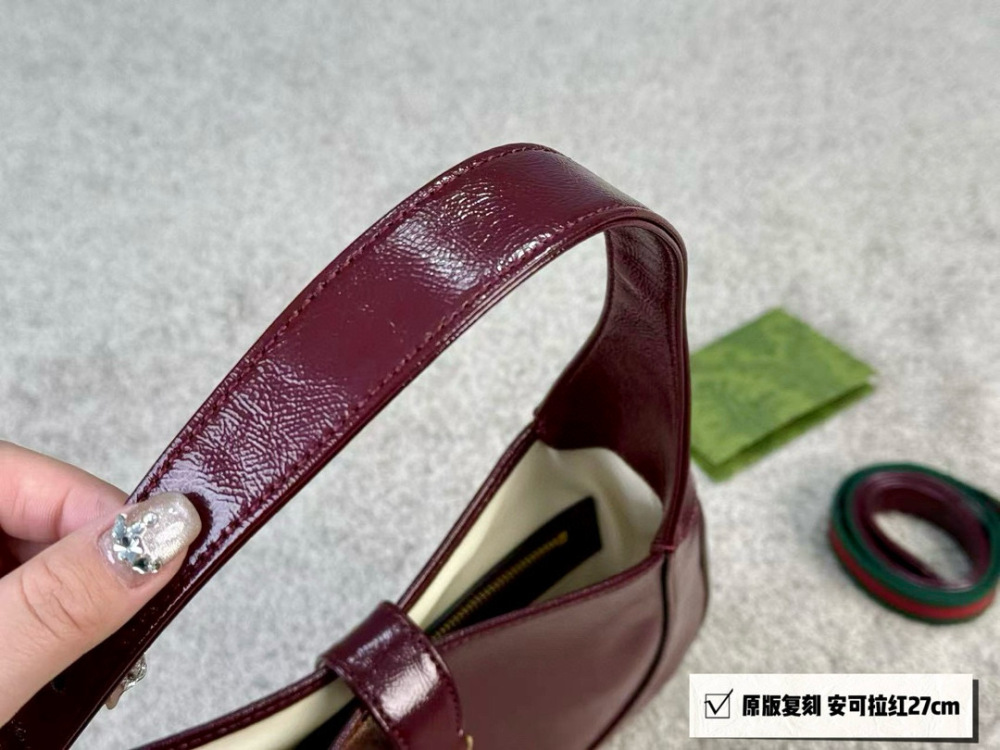 size：27*18cm
Gucci 1961
It's very classic and retro!
You can put down your phone Max!
High end leather!