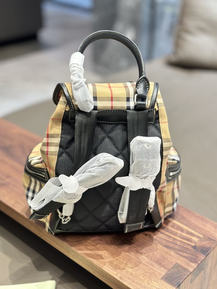 p225
A Burberry backpack that can be carried by both men and women, with a striped design that looks very nice. The $360 women's backpack comes with a jacquard micro label on the shoulder packaging, paired with exquisite leather edging for coolness. ...