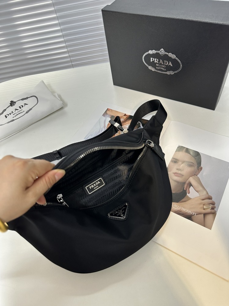 The latest Prada cross chest bag/waist pack! Model 2VH033 classic and versatile! Super textured and comfortable to the touch, with meticulous workmanship. Made of Taiwanese fabric, it is definitely a bag with a very high sex ratio, inheriting the cla...