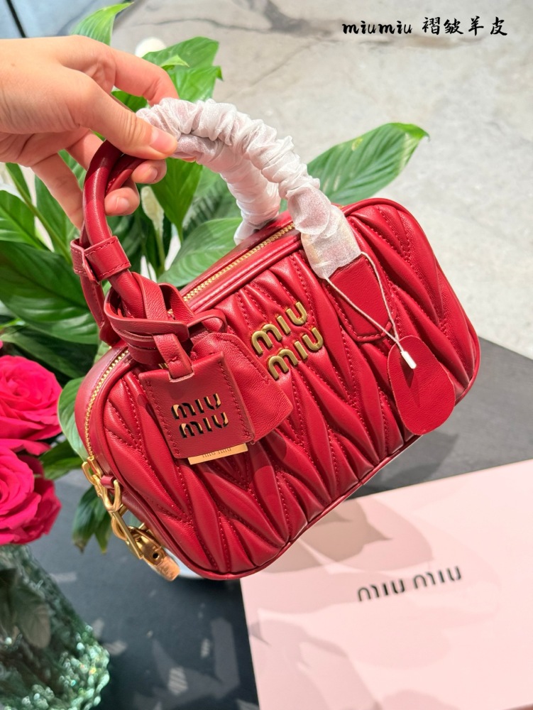 Miumiu Red Sheepskin P299
I rarely buy red bags, but if it's Miumiu, then ..
Can you wrap it up for me
Miumiu red mini bowling ball holder can be enlarged, mobile phone can be carried by hand, crossbody can be worn with a mirror, concave shape is ver...