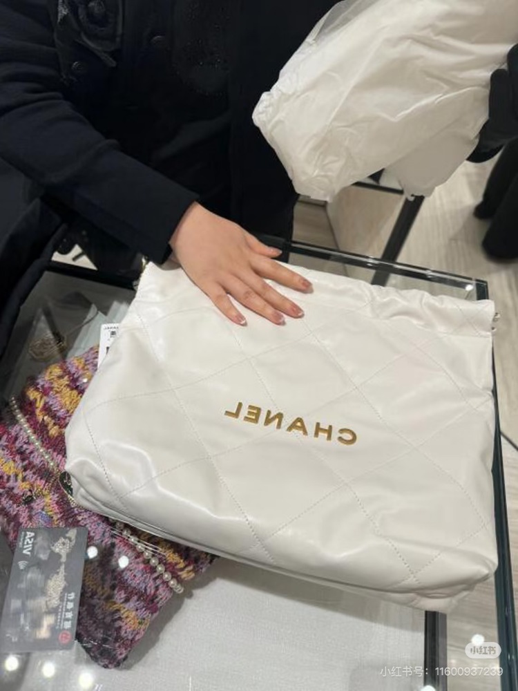 I would recommend all sweet girls to wear 22 bags of white Chanel and 22 bags of gold with a sense of luxury
Capacity thief, lazy and relaxed upper body
White is really cool and versatile
Everyone carries it Everyone is fashionable and refined