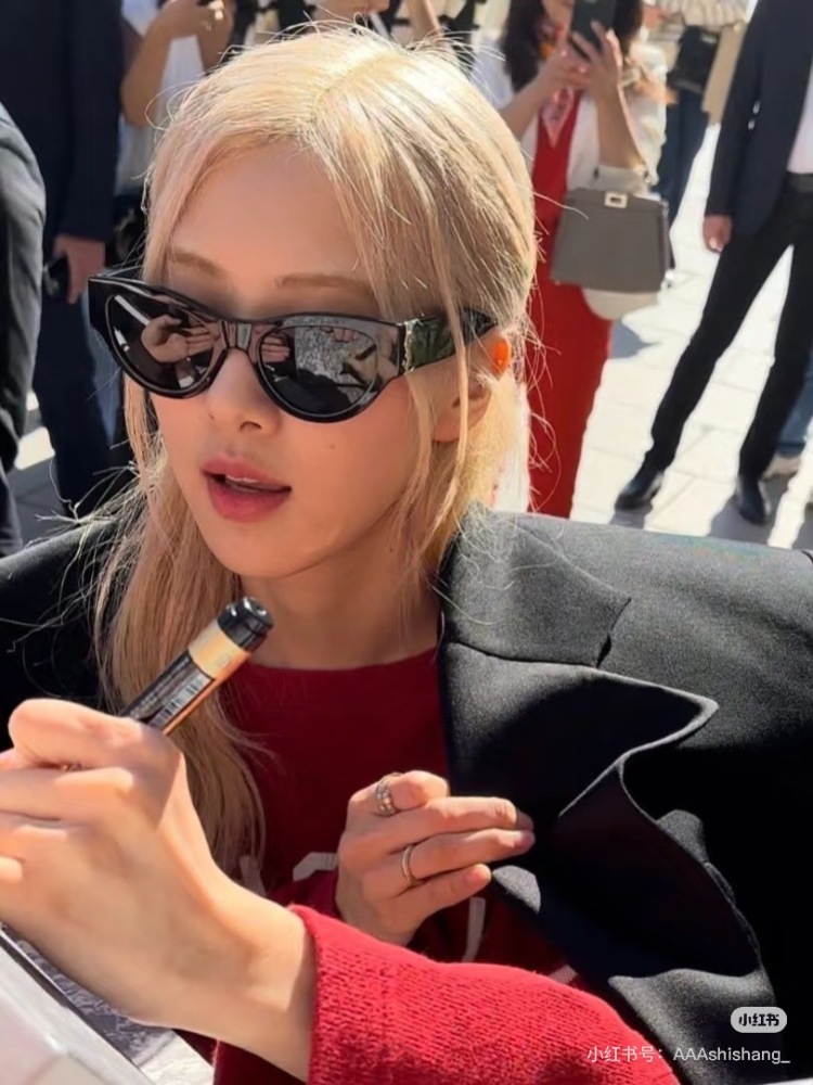 Rose's same YSL sunglasses ?