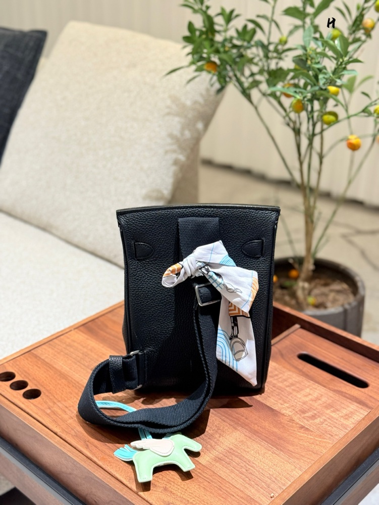 p335
Fashion item | Hermes bag
I didn't know the fragrance of Hermes when I was young
Hermes chest bag
I really like it more and more now
They are all bags suitable for going out on the street
Easy to match all year round
I feel that men's backs are ...