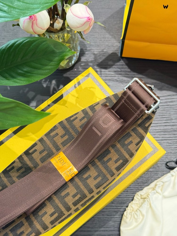 p225
Fendi unisex bag
2025 new Hobo classic trapezoidal design
Lightweight, with a zipper that can be worn on one shoulder or slanted back
16 × 20 folding box with ribbon gift