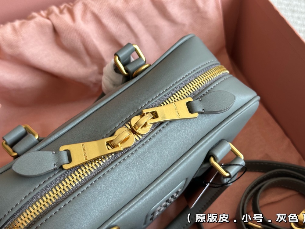Original leather 310 full set packaging
size：23*11cm
Miumiu bowling/briefcase/
The sweetness of the bag is just right!
It's hard not to love!
Can be carried by hand or slung diagonally
It's definitely not a small waste bag! Full capacity~~
The appe...