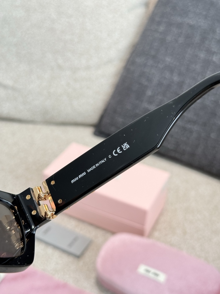 MIU MIU Goddess Sunglasses P190
The hottest style of 2025 is definitely this one!
MiuMiu11W is your best companion for going out without makeup. This pair of sunglasses is like magic that will definitely enhance your temperament, whether you are wear...