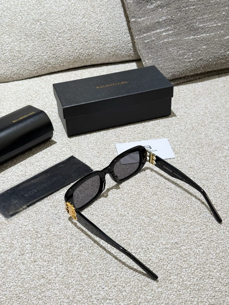 Balenciaga Sunglasses p210
I can't refuse a bit of suspicion. The same sunglasses as the celebrity look beautiful on my face!
I declare that the retro cat's eye sunglasses are the ancient god cat's eye+narrow frame which is really a Rocket combinatio...