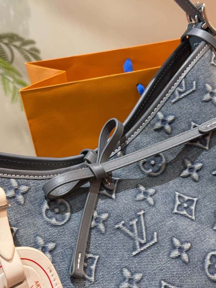 Lv CarryAll Annual Bag King Size: 31.26cm
Do you like the underarm bag with a bow? It comes with a storage wallet, which is extremely cost-effective and looks great online There's no problem with carrying it on one shoulder or crossbody, it looks gre...