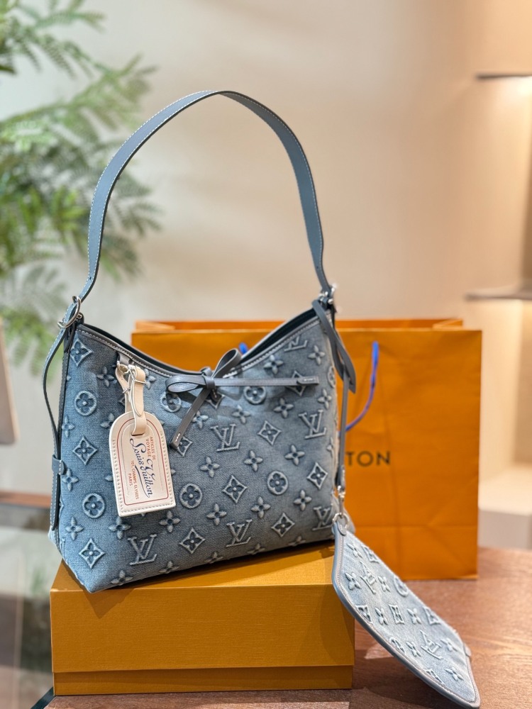 Lv CarryAll Annual Bag King Size: 31.26cm
Do you like the underarm bag with a bow? It comes with a storage wallet, which is extremely cost-effective and looks great online There's no problem with carrying it on one shoulder or crossbody, it looks gre...