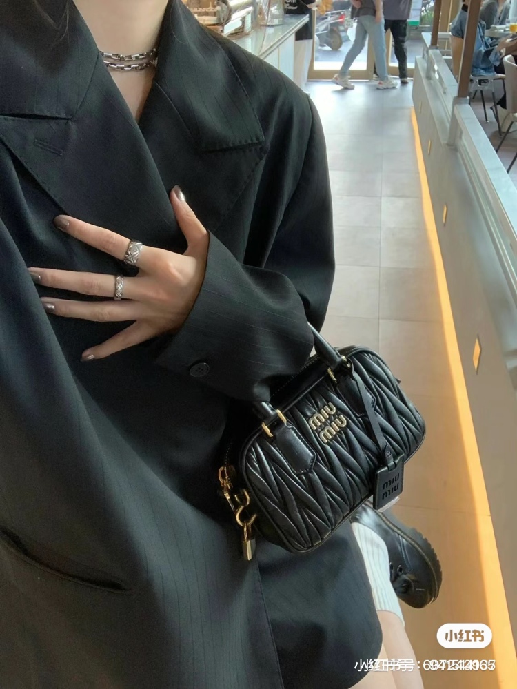 I really love repeatedly, go bowling at Miumiu“
Love at a glance The miumiu bowling ball that has been popular lately is a bag that both Zhang Yuanying and Yang Chaoyue love to carry
Black and pink pairing is both cool and luxurious
It's really har...