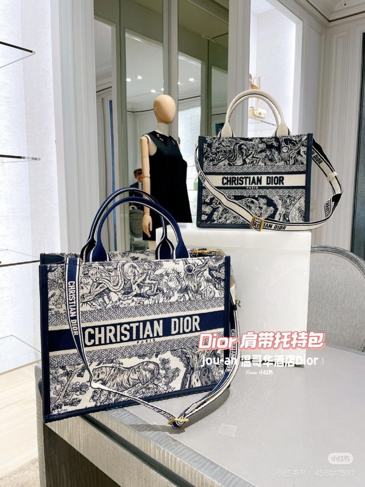 The Dior Booktote tote bag is inspired by creative director Maria Grazia Chiuri and is a flagship product that embodies Dior's aesthetic. These tote bags are designed specifically for carrying everyday items, with full body embroidery paired with the...
