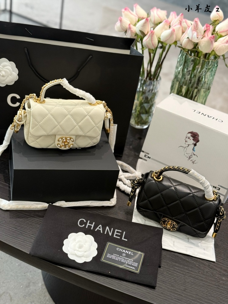 p300
High end nautical knot closure bag mini Chanel 25C early spring
Knot Cap Mini Black
New Chanel Sea Knot Cap Bag Relocation
19bag element coverage ensures elegance remains the same, while fashion remains unchanged~
Whether it's pairing with casua...