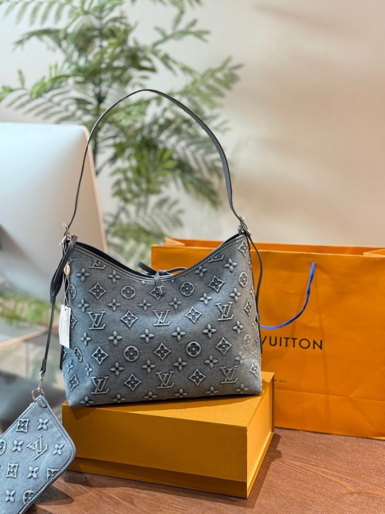 Lv CarryAll Annual Bag King Size: 31.26cm
Do you like the underarm bag with a bow? It comes with a storage wallet, which is extremely cost-effective and looks great online There's no problem with carrying it on one shoulder or crossbody, it looks gre...