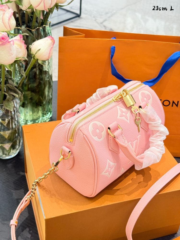 p245p225
Mini Speedy++Milk like Cute to the Heart~
Speedynano~exudes an unparalleled sense of luxury amidst its compact size~The perfect combination of pure black surface and LV white large print endows this bag with unique beauty traits, like the br...
